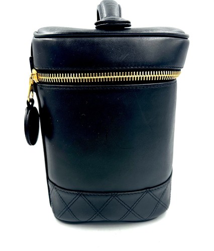 Vanity case vintage Chanel in pelle di agnello nera con cartoncino e autenticazione - Foto 3 di 19