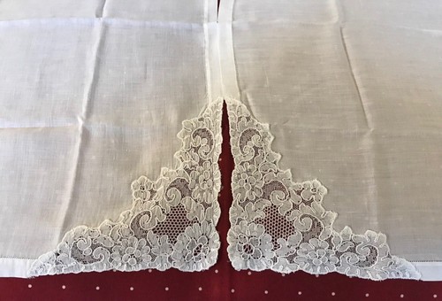 Two matching vintage white cotton napkins, embroidery on one corner, 20" x 20" - Picture 2 of 3