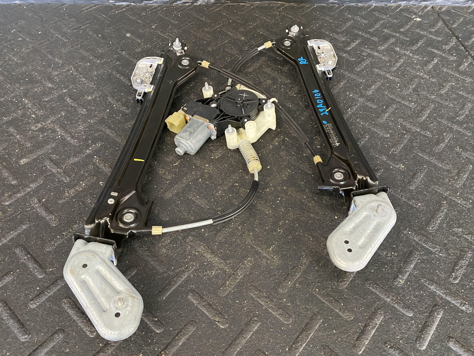 14-17 MASERATI GHIBLI REAR PASSENGER DOOR WINDOW GLASS REGULATOR ELECTRIC MOTOR
