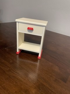 Comodino American Girl Pleasant Company Molly's bianco rosso bambola arredamento legno