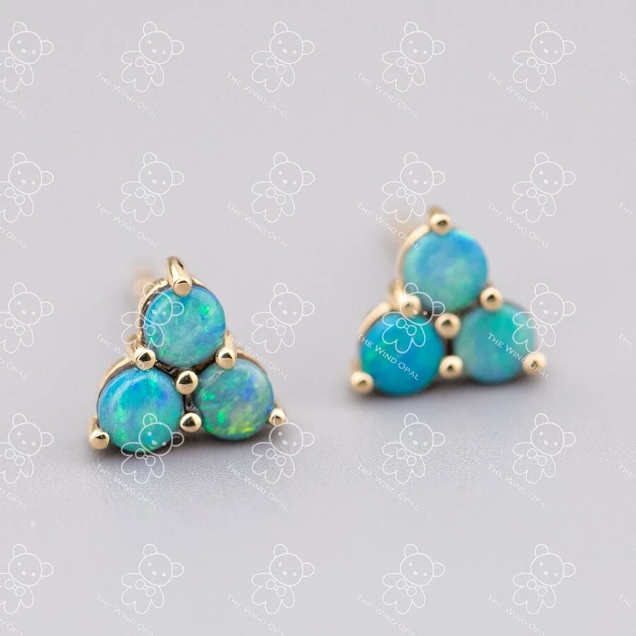 Aretes minimalistas de tres piedras de ópalo doblete australiano de oro amarillo de 14K Foto 3 de 4