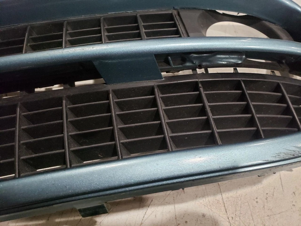 Решетка на левый нижний бампер — 1999 Audi A4 седан — 99–02 от оригинального производителя 800807345h - Изображение 3 из 4