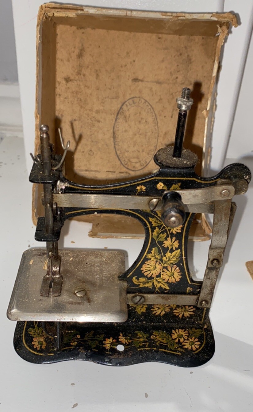 ANTIQUE VICTORIAN MINIATURE SEWING MACHINE eBay