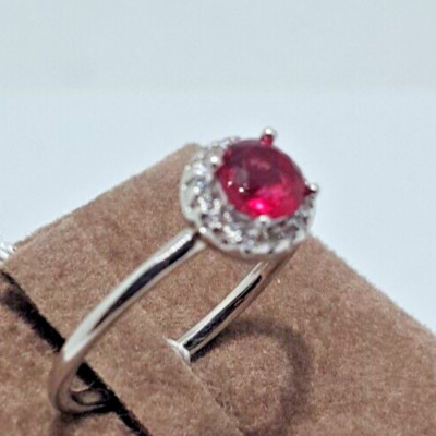 Damenring 925 Silber mit zentralem rotem Stein und Kontur weißer Zirkonia