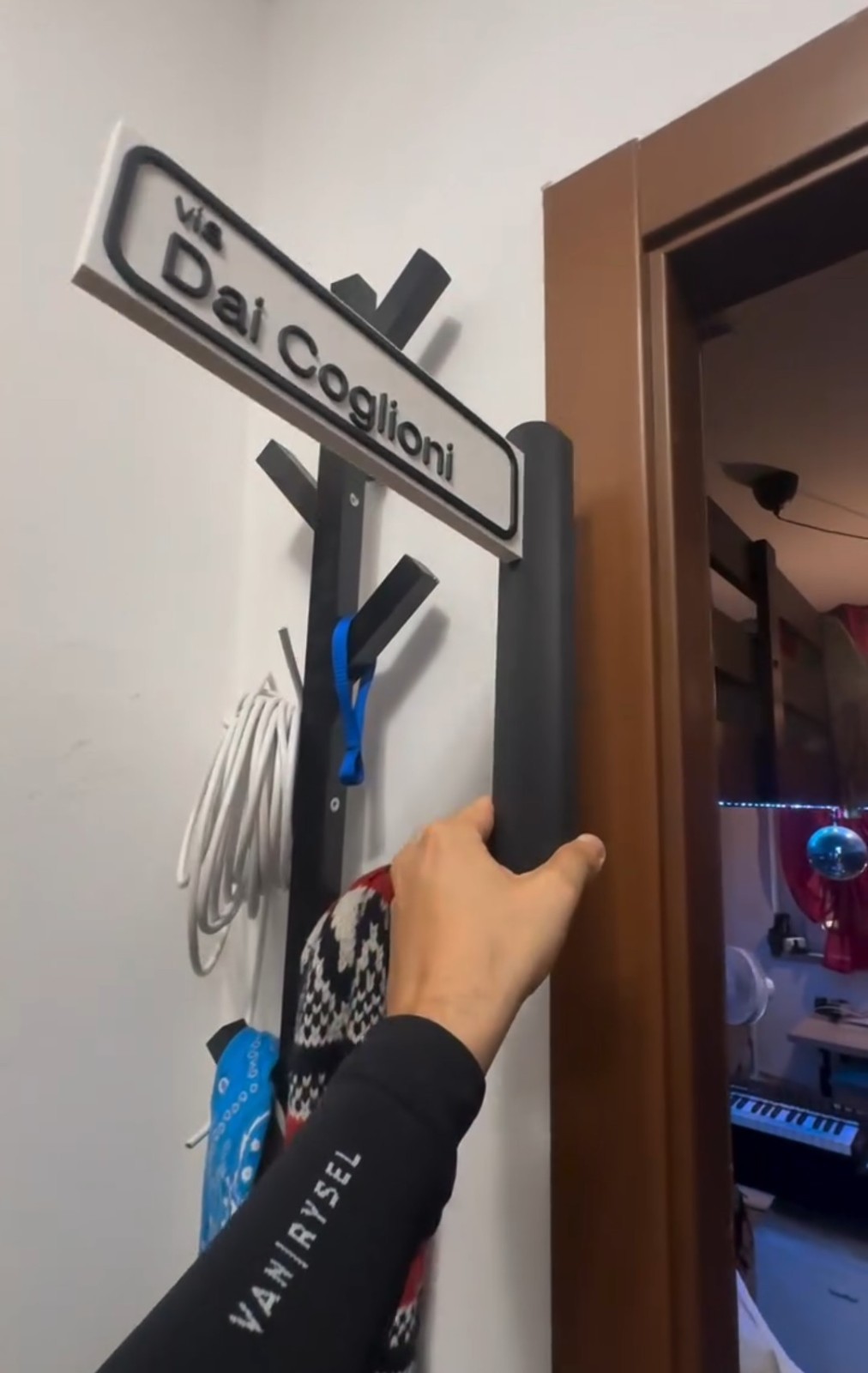 Cartello stradale da tavolo "Via Dai Coglioni" plastica bianco/nero rettangolare