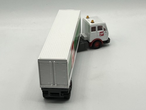 Matchbox Super Kings K-124 Mercedes unit towing a 7UP trailer. - Picture 7 of 15