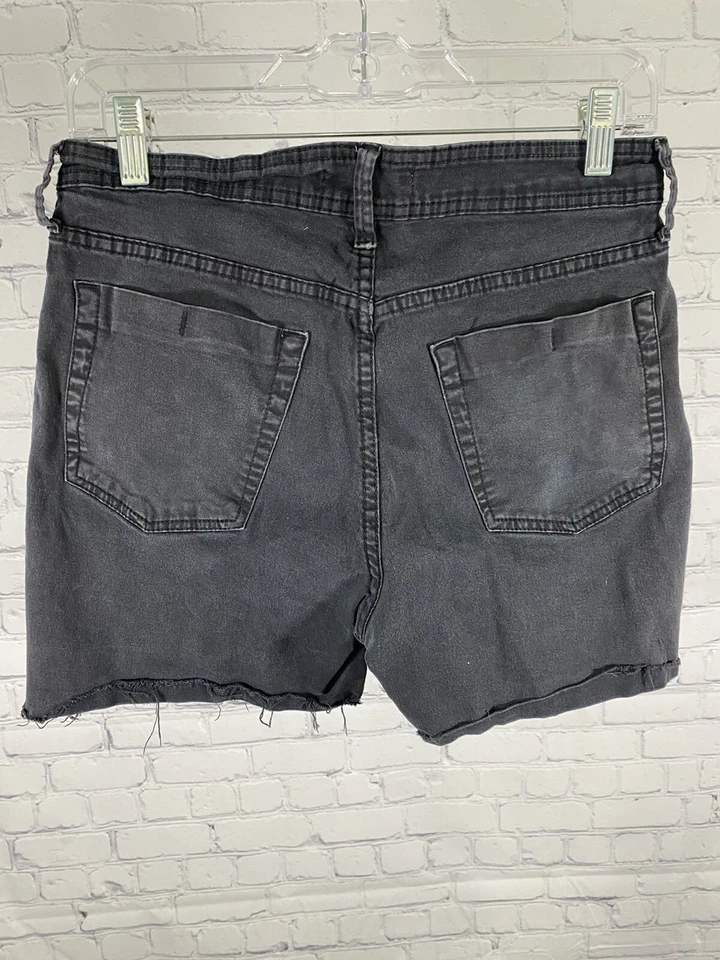 Pantalones cortos de mezclilla desgastados negros descoloridos Saks Fifth Avenue para mujer (28 x 5) Foto 4 de 4