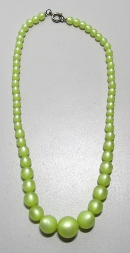 Beautiful vintage yellow glass graduated bead necklace 16" 1950's - Picture 2 of 2