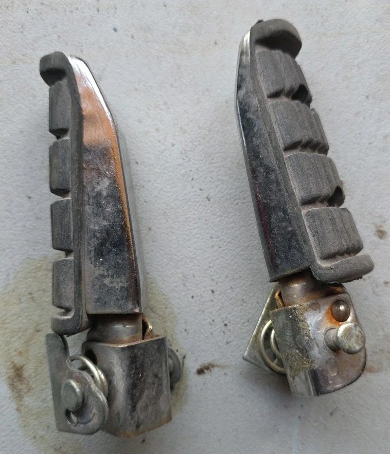 Yamaha FZ700 1986 1987 estriba y soporte trasero derecho e izquierdo Foto 3 de 4