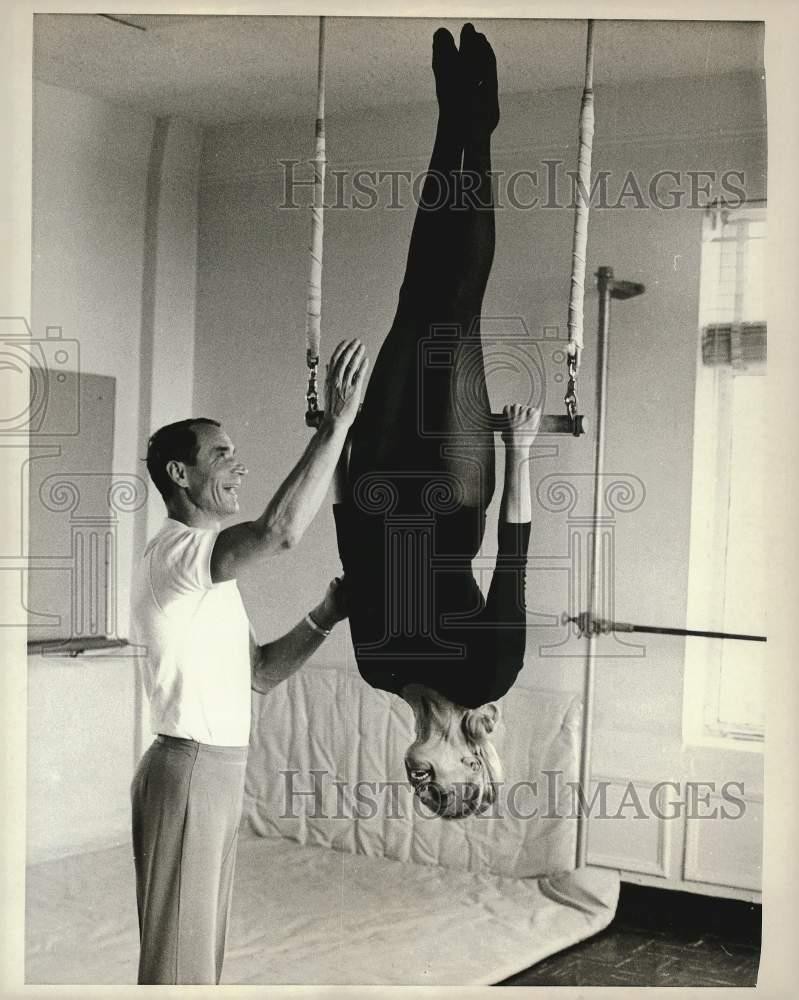 1968 Press Photo Actress Betsy Palmer in a workout at a gym in New York.