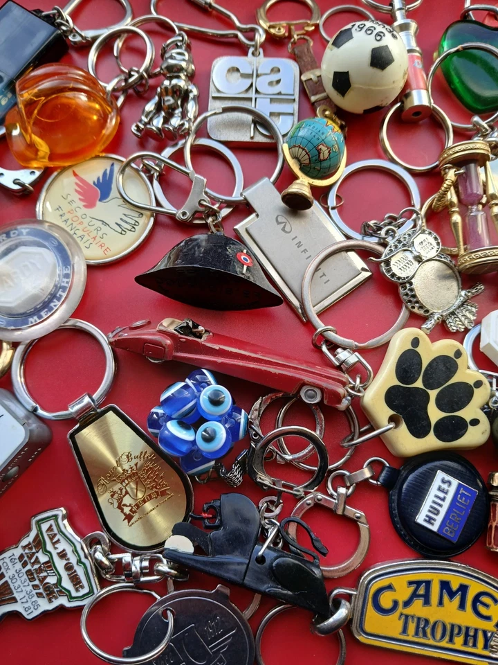 LOT 47 PORTE CLES PUBLICITAIRES ANCIENS RESINE, METAL et PVC THEMES différents - Photo 4/4