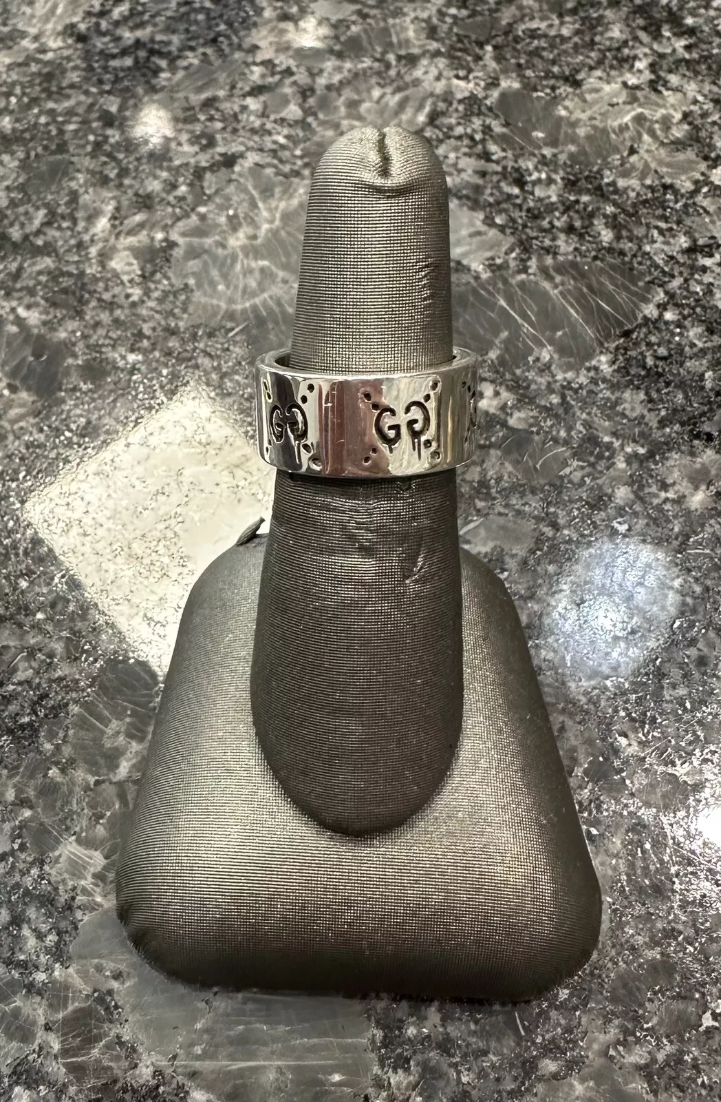 Logo gravé Gucci GG Ghost en argent sterling