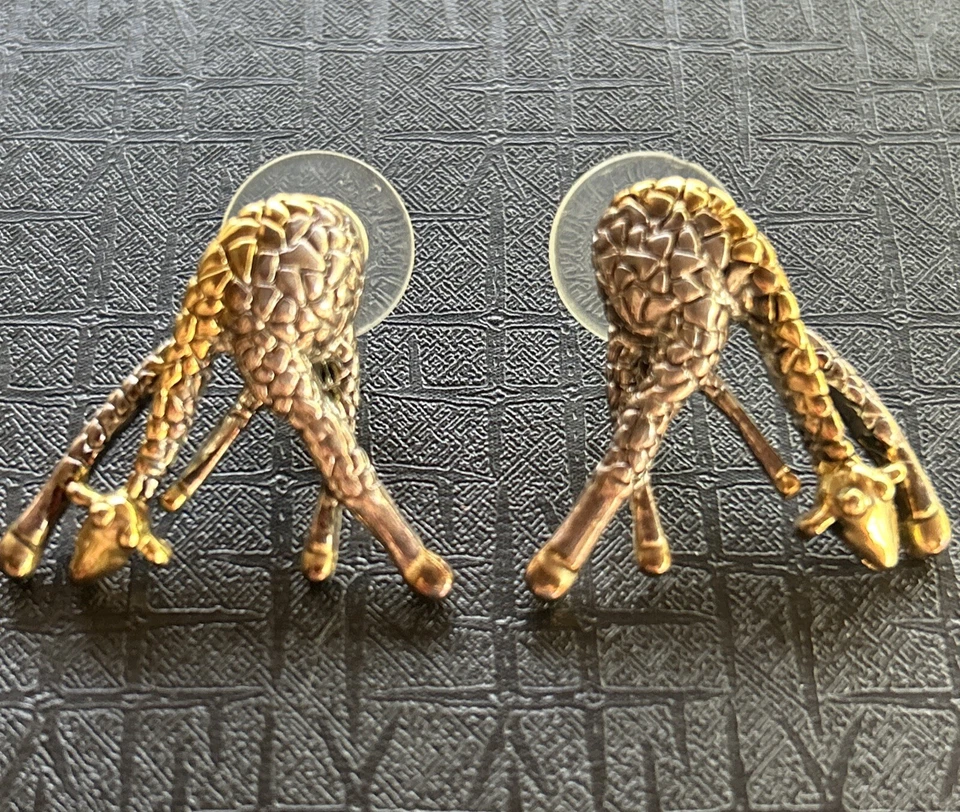 Drinking Giraffe Gold & Silver Gray Toned Detailed Metal Stud Earrings Foto 2 de 4