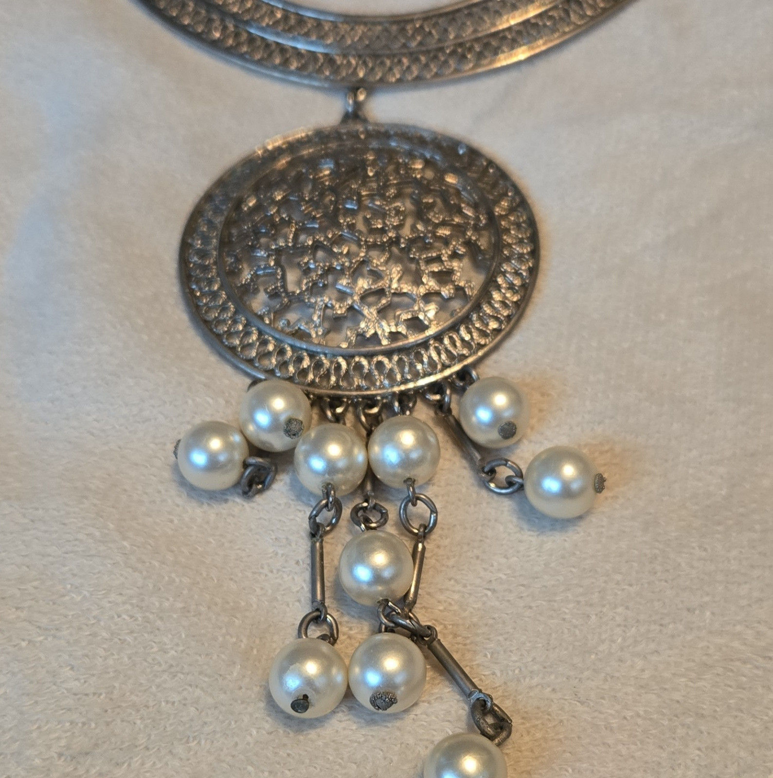 Silver Tone Statement Necklace Round Pendant Faux Pearl Beads Cable Chain