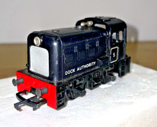 TRIANG OO GAUGE R253 rn3 DELIGHTFUL BLACK DOCK SHUNTER (5) WITH LIGHT