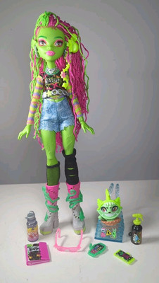 Monster High 2022 G3 Venus McFlytrap Komplett Original Dressed Doll 