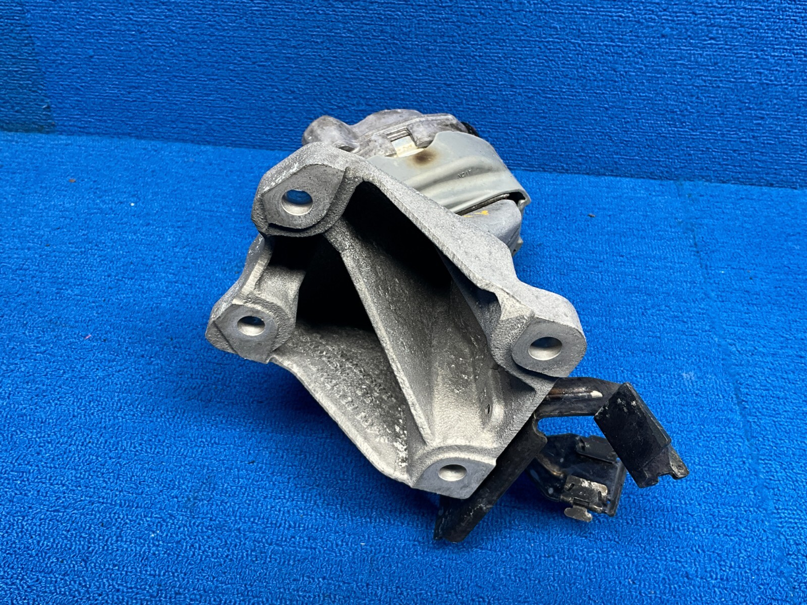 2006-2010 BENTLEY CONTINENTAL GTC 6.0L ENGINE MOTOR LEFT SIDE MOUNT BRACKET OEM
