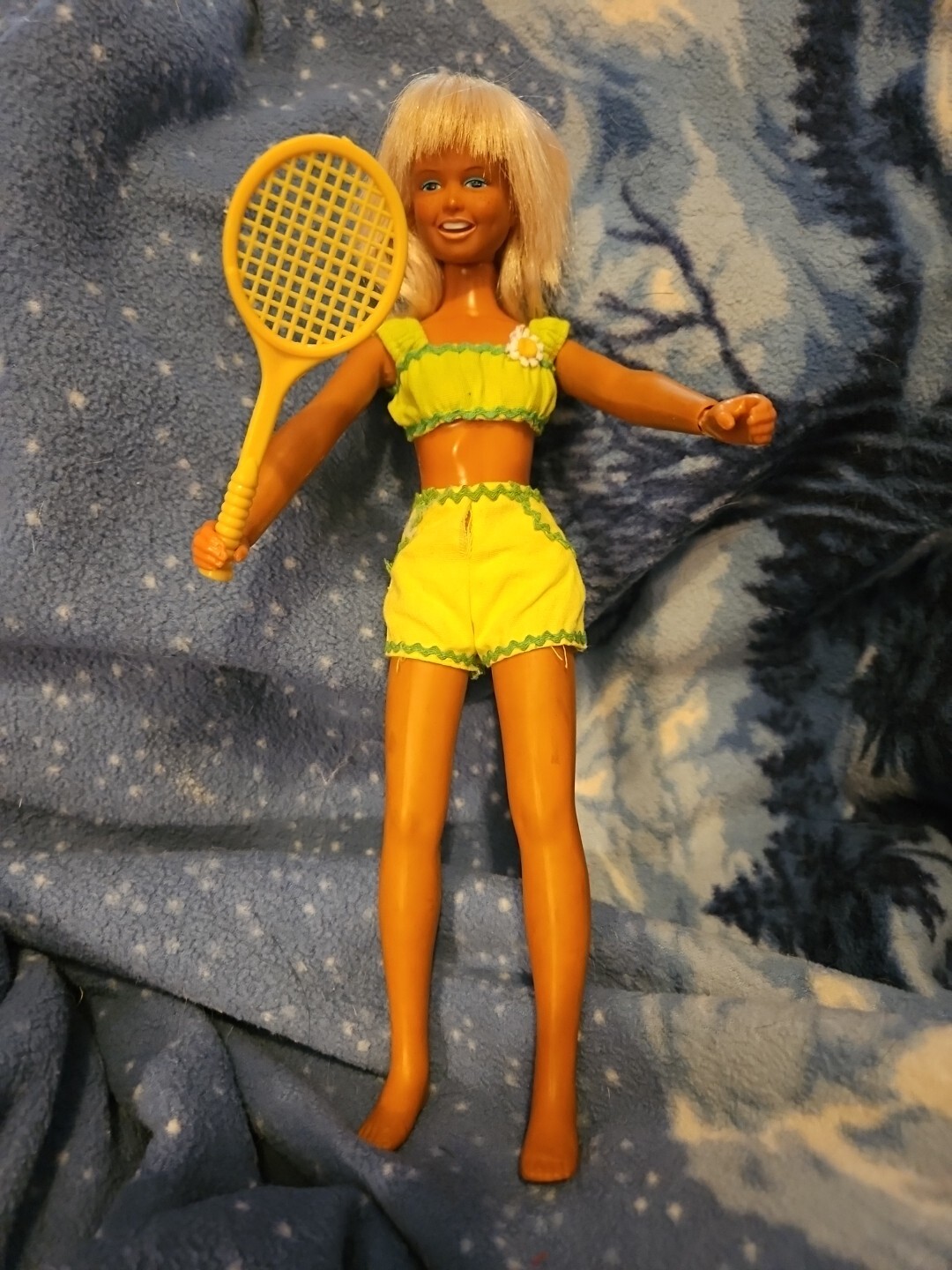 VINTAGE 1974 KENNER DUSTY DOLL WITH ORIGINAL OUTFIT & TENNIS RACKET + SHOES