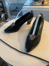 Black patent leather 1980's classic pump size 39 with 2 inch wood heel