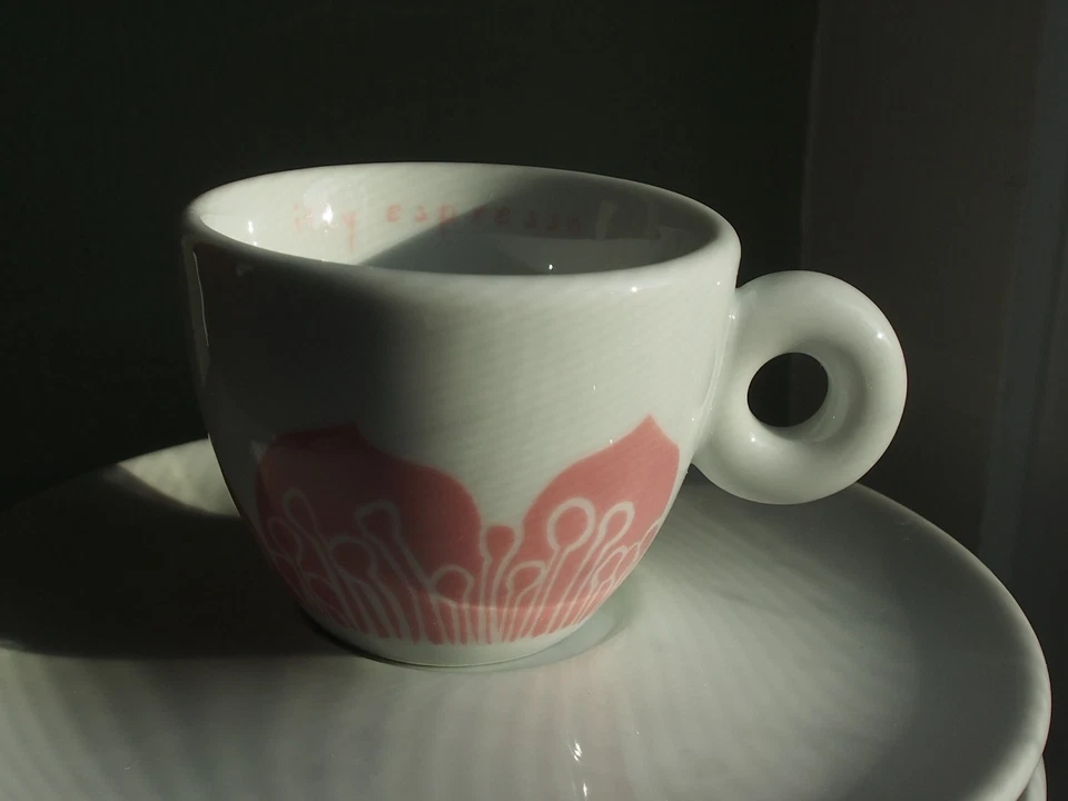 Juego de cuatro tazas de café espresso con platillos Illy Foto 4 de 4