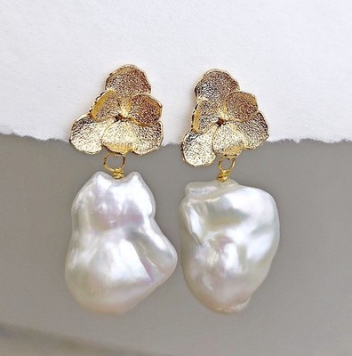 Elegant Natural LG 15mm Baroque White Pearl 18k Drop Flower Stud Earring Bridal