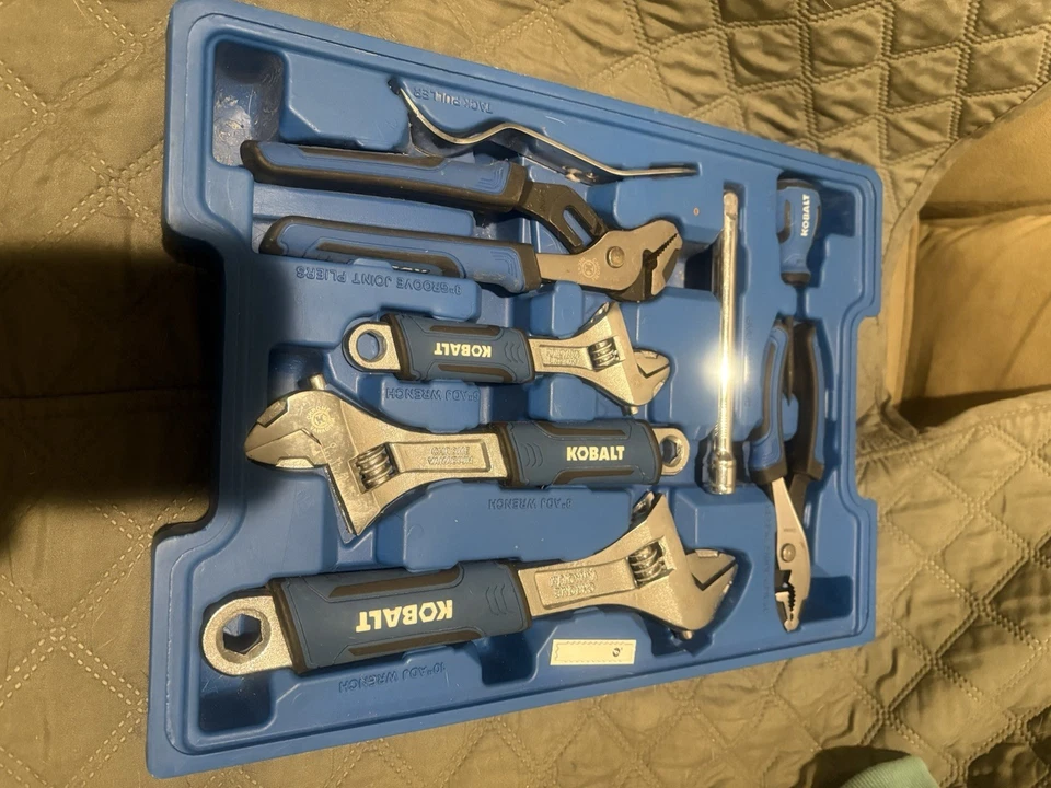 Juego de herramientas de cobalto con estuche; alicates, destornilladores, extensión, llave, etc. Foto 3 de 4