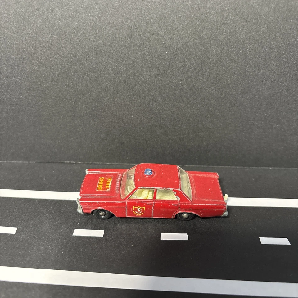 Красный автомобиль Lesney Matchbox 59 c1 Ford Galaxie Fire Chief с наклейками - Изображение 3 из 4