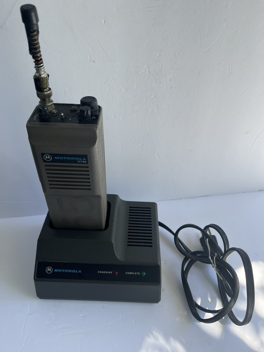 embrague escribir una carta relajarse Vintage MOTOROLA HT-90 WALKIE TALKIE TWO-WAY RADIO/WITH CHARGER STAND AS-IS  LQQK | eBay