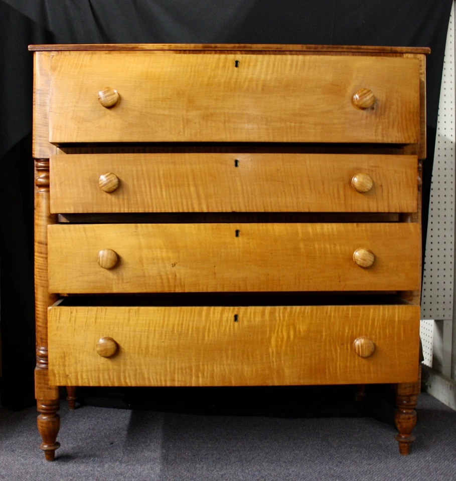 Cajonera de oficina antigua de arce tigre con 4 cajones. Lados con paneles. 1860 Foto 4 de 4