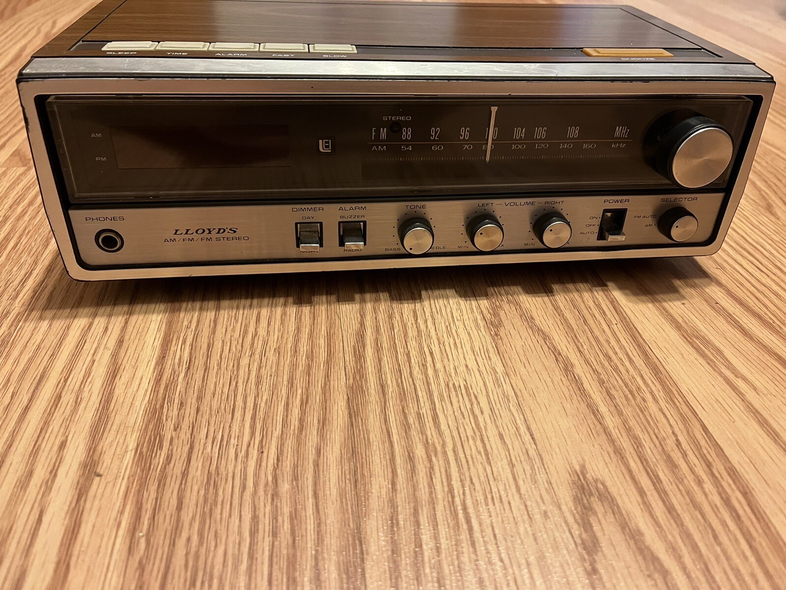 Vintage LLoyd's Am Fm Stereo Radio Alarm Clock Simulated Wood Grain