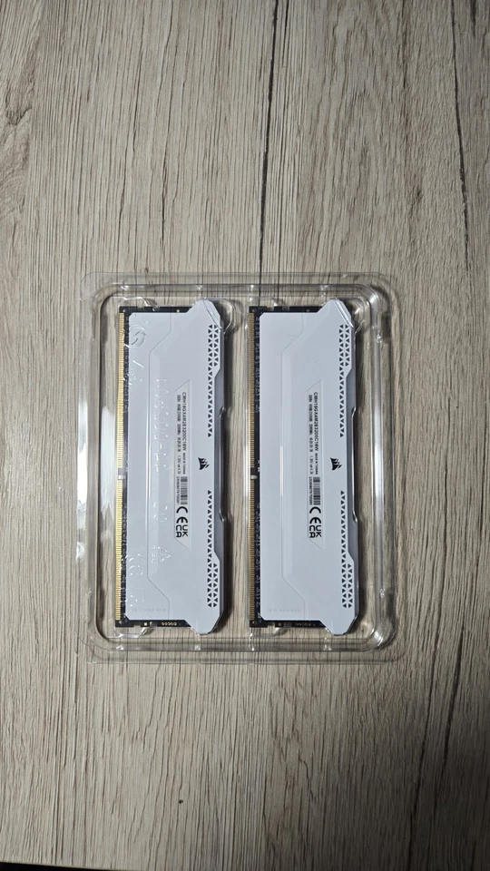 Corsair Vengeance RGB Pro 16GB (2x8GB) DDR4 3200MHz CL16 White Desktop RAM - Image 3 of 4