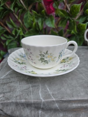 Vintage Minton Spring Valley Floral Rippled Teetasse und Untertasse 31/2x21/2 Wild Flower