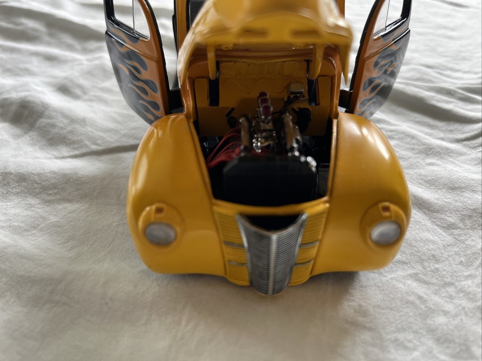 FORD DELUXE HOT ROD 1940 Vert flammes Jaunes 1/18 UNIVERSAL HOBBIES