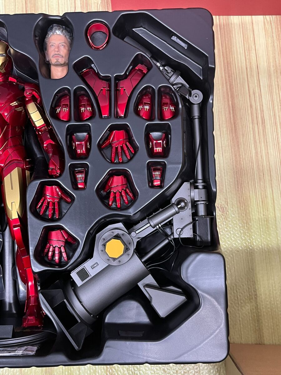 Hot Toys 1/6 Scale Marvel Iron Man 2 Suit-Up Gantry with Hot Toys 1/6 Scale Marvel Iron Man 2 Suit-Up Gantry with