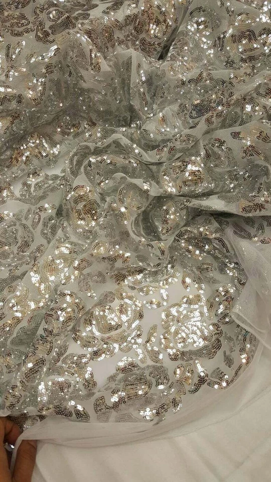 Tela de encaje de lentejuelas plateadas Rosas plata, malla blanca tela elástica de 1 vía por yarda Foto 2 de 4