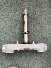 2025 11-25 SUZUKI GSXR600 GSXR750 OEM FORKS LOWER TRIPLE TREE CLAMP 600 750 2011