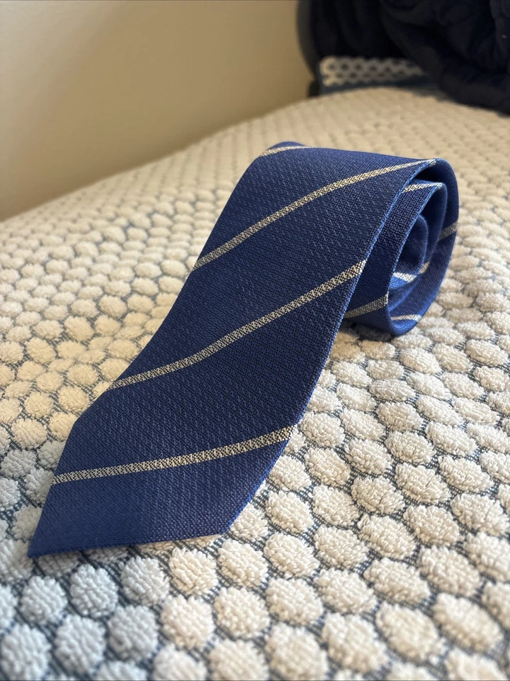 Corbata para hombre Charles Tyrwhitt azul seda blanco/plateado rayas Londres rosa espalda Foto 2 de 4