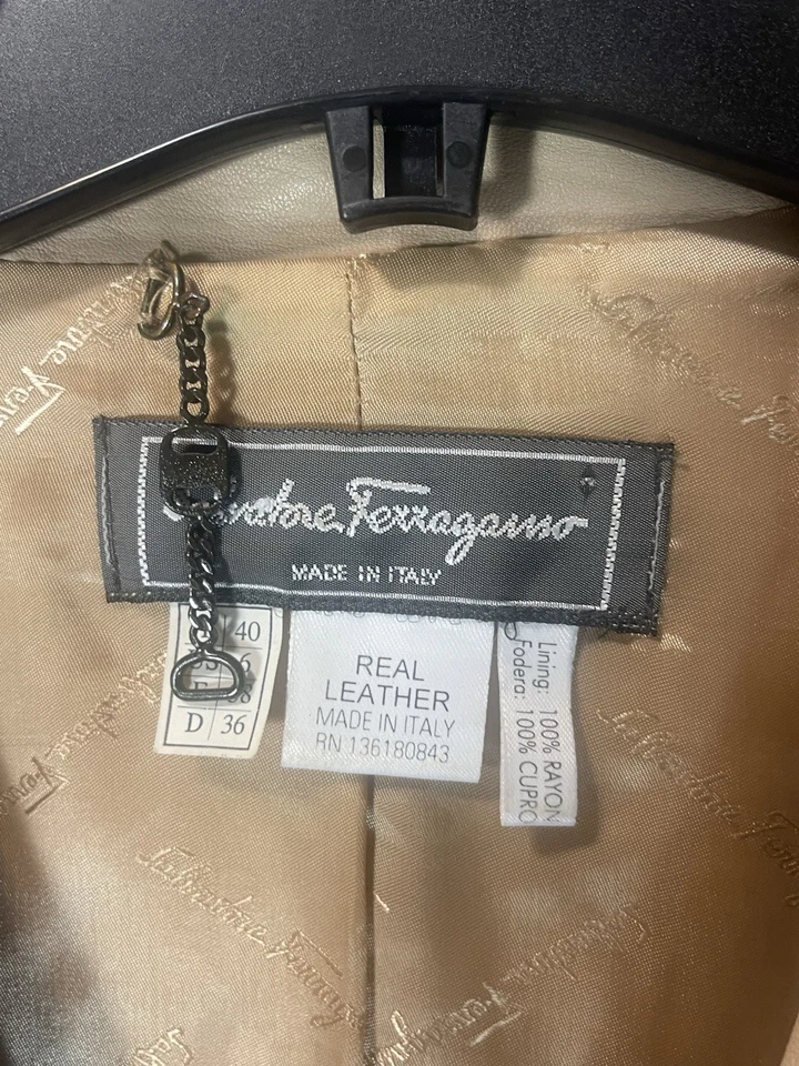 Chaqueta de cuero Salvatore Ferragamo beige para mujer IT40 US6 plisada espalda Italia Foto 4 de 4