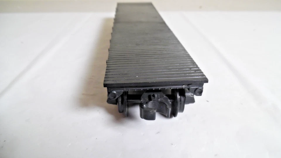 KMT MK TI3 445 Black Plastic Flat Car No Load 0/27 Plastic Wheels -Excellent Con - Image 3 of 4