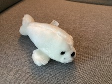 S&uuml;&szlig;e Robbe als Stofftier Kuscheltier wei&szlig;