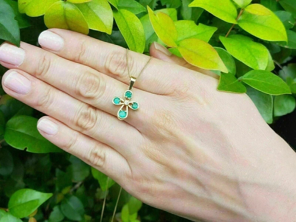 Colgante Cruz Esmeralda Creado en Laboratorio Corte Redondo 2.00Ct Chapado en Oro Amarillo 14K Foto 2 de 4