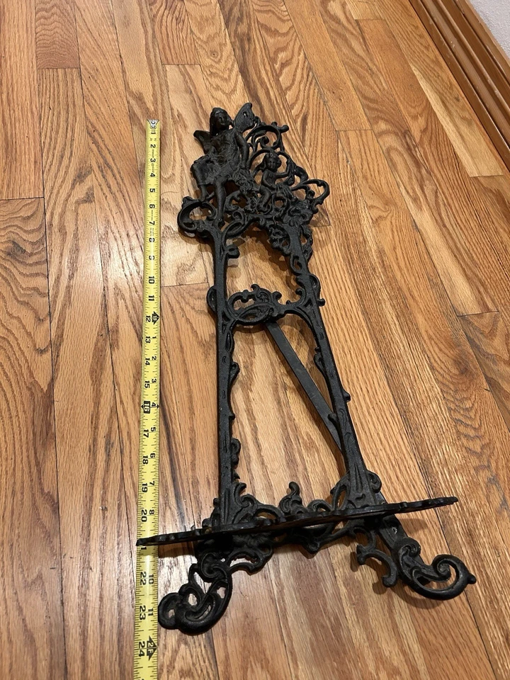 Caballete de mesa de querubín adornado de hierro fundido de la época victoriana - Expositor de boda Foto 4 de 4