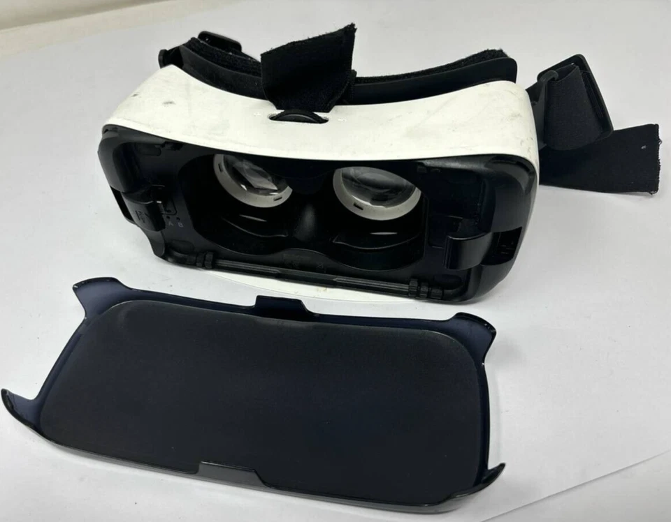 Samsung Gear VR Virtual Reality Headset white For Galaxy S6 S7 Edge Note 5 READ - Image 2 of 4