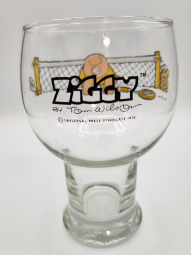 Vintage 1976 ZIGGY Playing TENNIS Drinking Pedestal Big Mouth Glass Goblet 28 oz - Picture 1 of 6