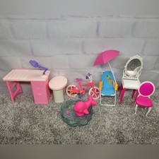 Barbie Lote de Muebles Mixtos 7 Piezas Brillo Piscina, Bicicleta, Tocador, Mesa, Silla de Playa