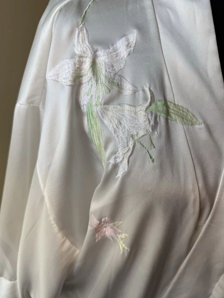 Bata de corbata vintage Natori satinada con apliques florales Saks Fifth Avenue talla S Foto 3 de 4