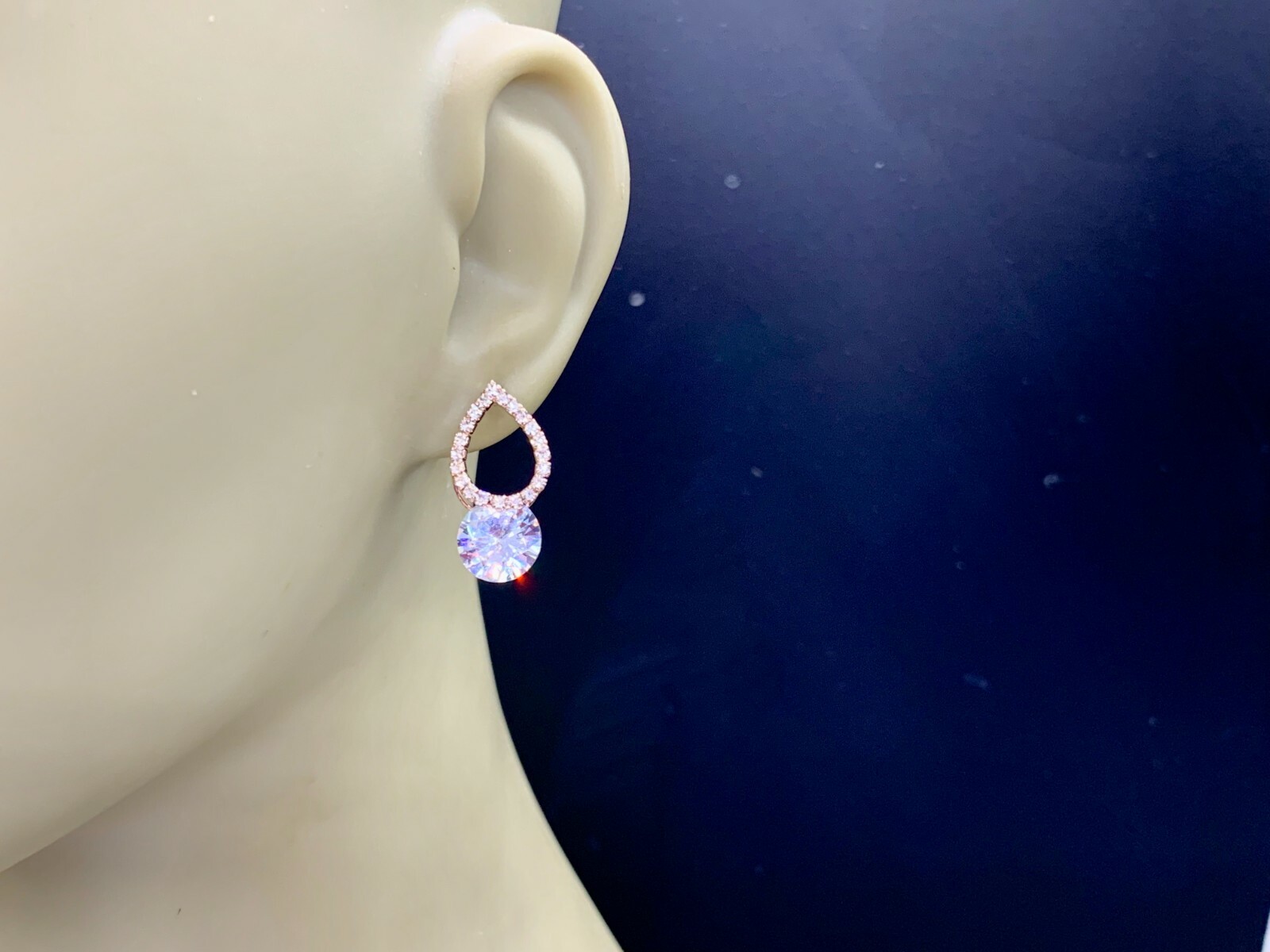 ROSE GOLD TONE SPARKLING CRYSTAL MODERNIST POST EARRI… Gem