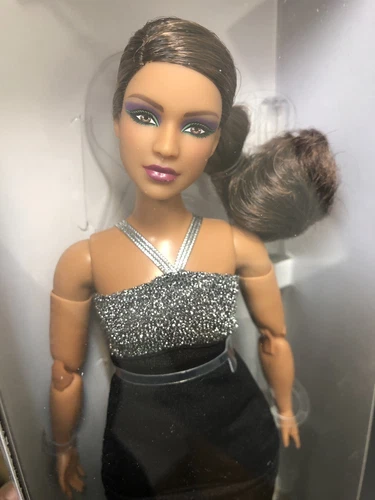 The Barbie Looks # 12 Barbie bambola curvy fatta per muovere il corpo ispanica latina 