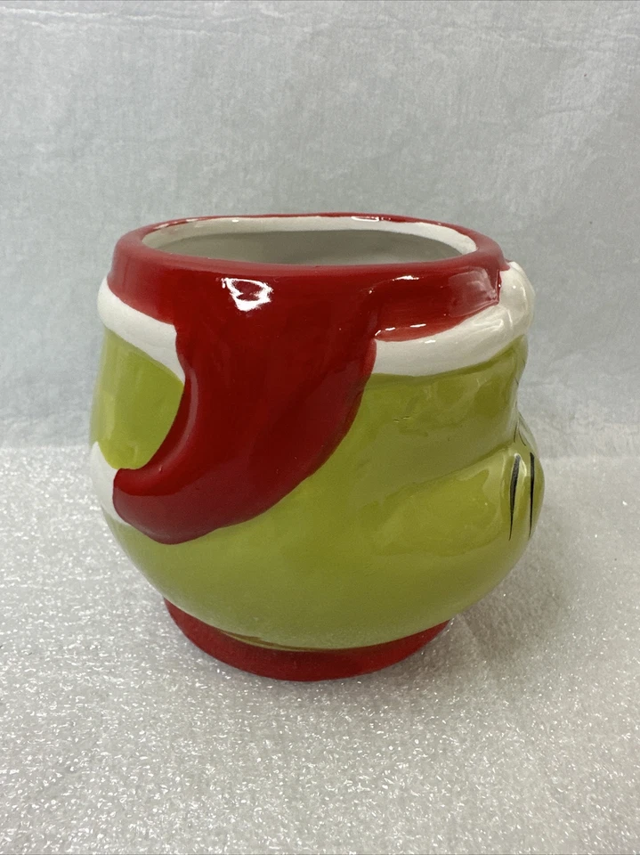 Dr. Seuss El Grinch 3D Esculpido Verde 16 Oz. Taza de café de cerámica 2022 Foto 4 de 4