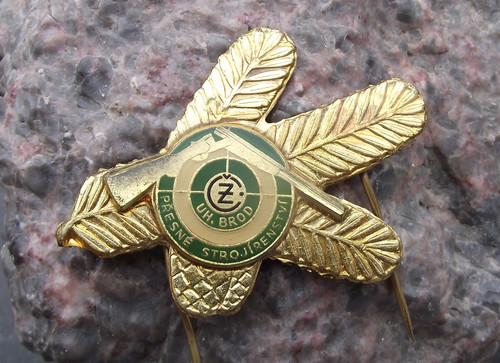 Vintage CZ Weapons Famous Hunting Rifle and Pistol Factory Shotgun Pin Badge - Picture 1 of 2